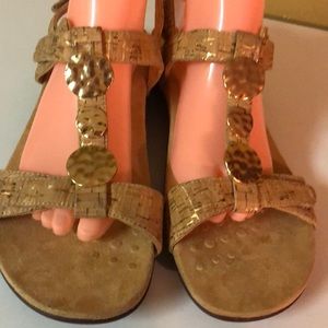 vionic farra gold cork